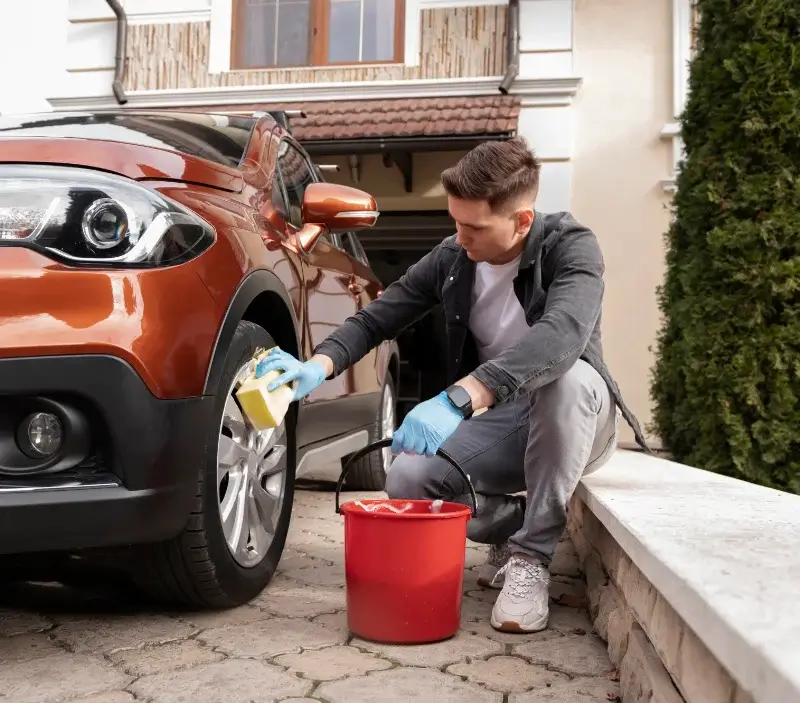Lavage auto à domicile Saint-Caradec : professionnel intervenant sur un véhicule